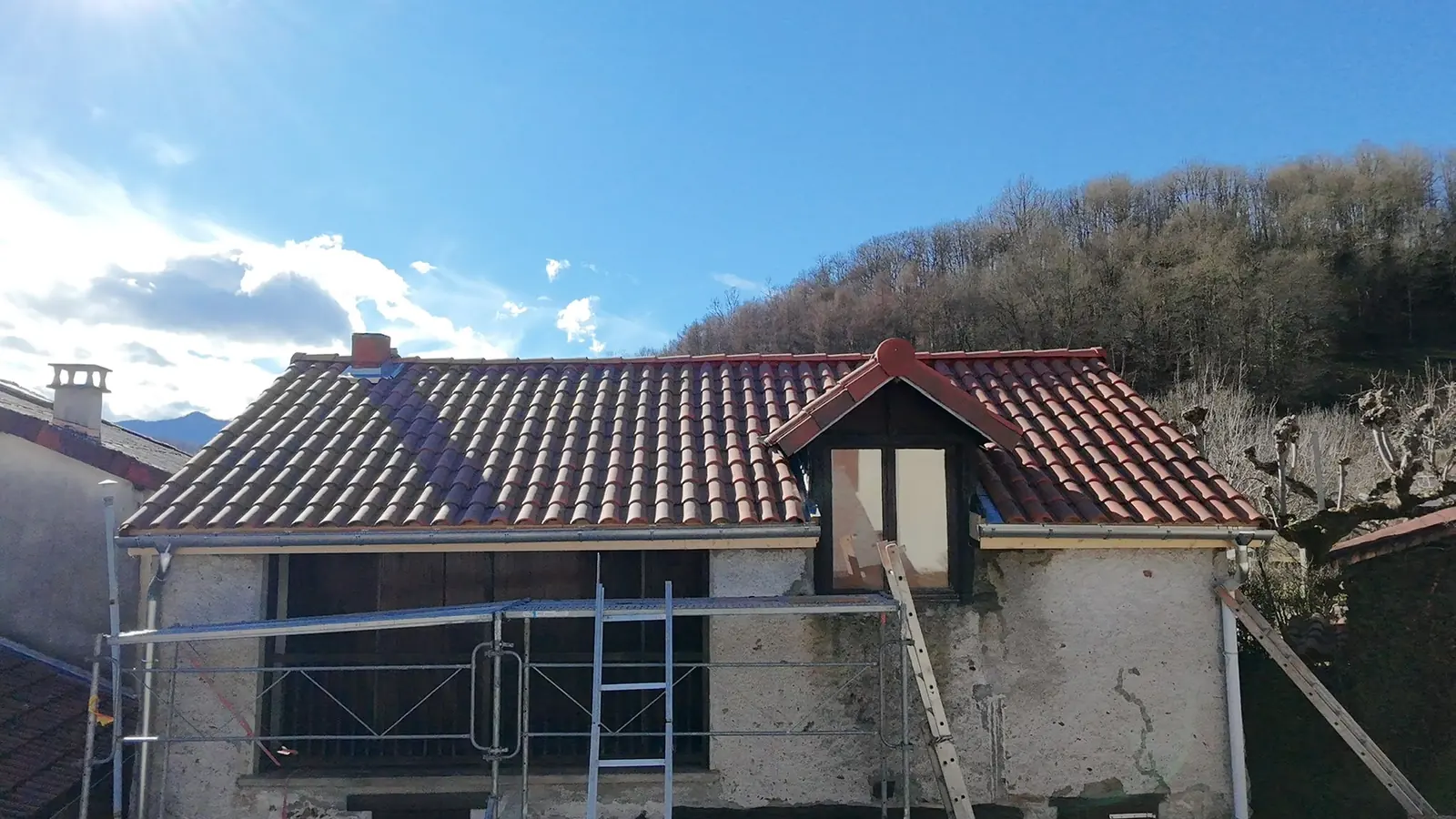 Après : toiture de la maison refaite en tuiles neuves