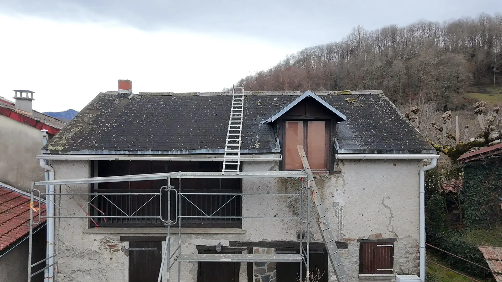 Avant : ancienne toiture de la maison avant travaux