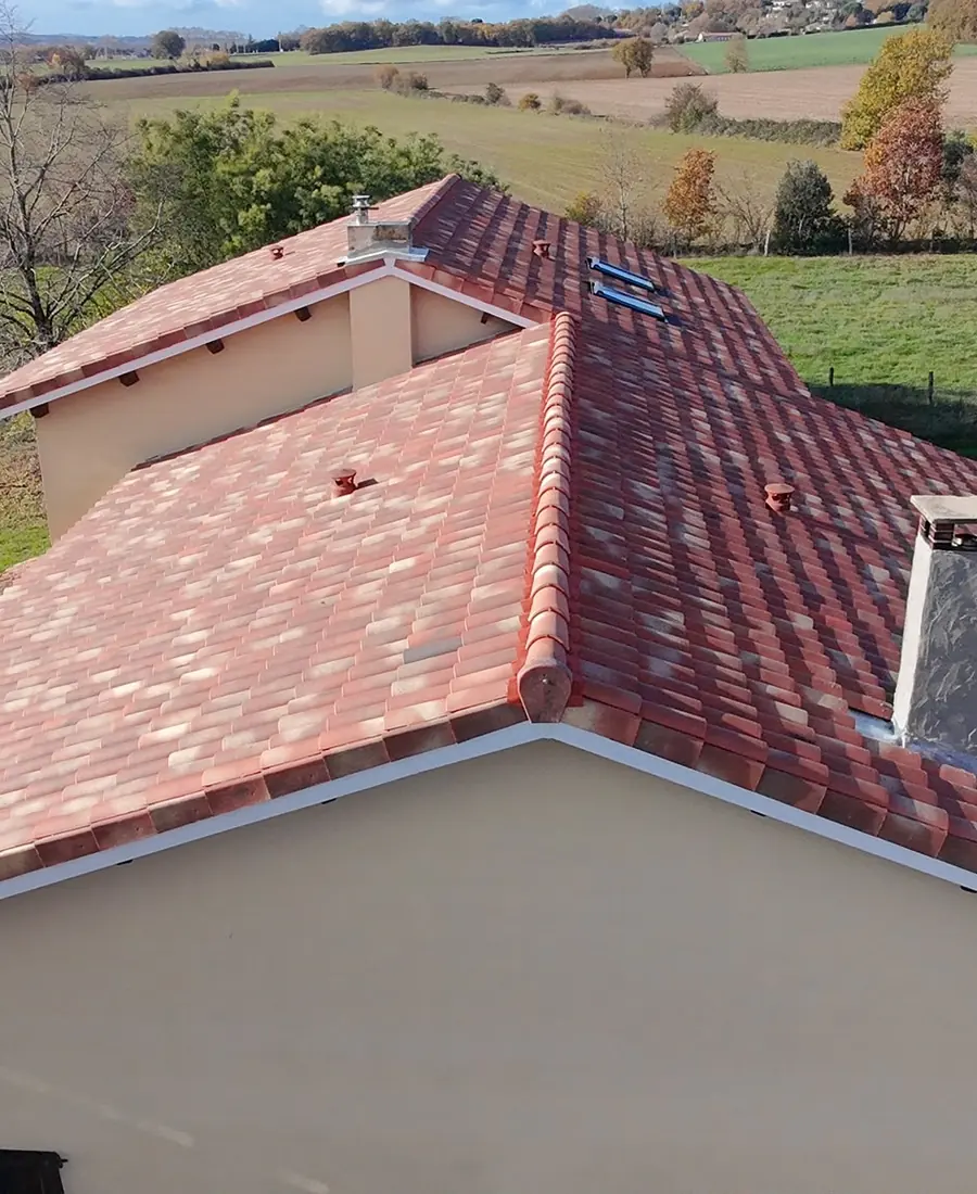 Toiture entièrement refaite en tuiles neuves par Keller Rénovation Toiture, couvreur à Albi