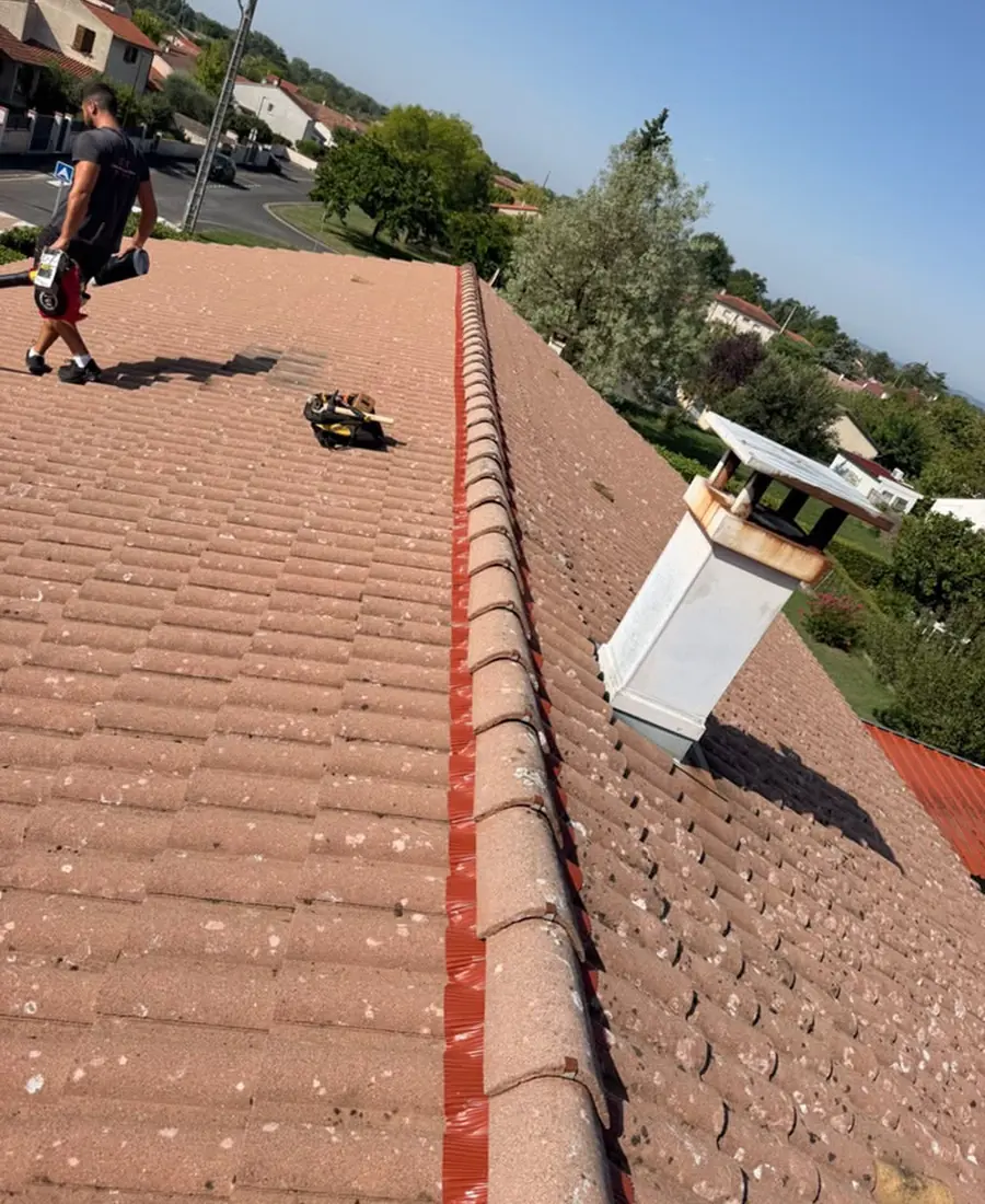 Pose d'un faîtage à sec sur closoir ventilé rouge, toiture en tuiles