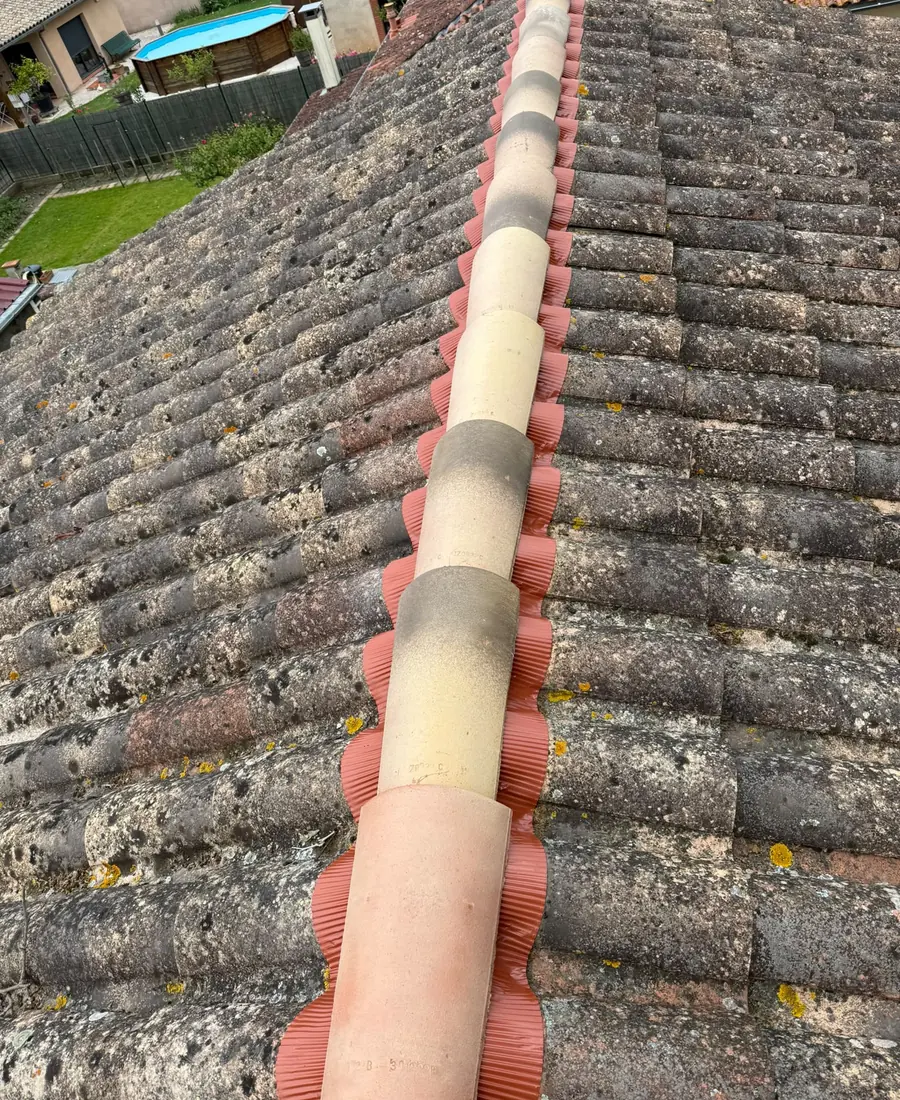 Réparation d'un faîtage sur une ancienne toiture en tuiles canal